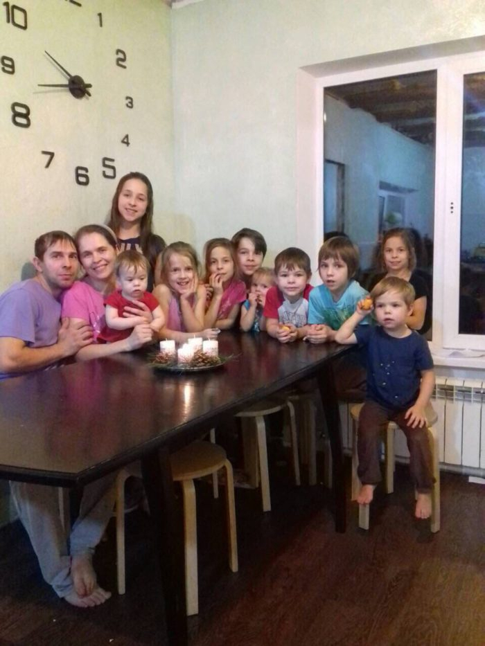 Мэрия Сосногорска выделила семье погорельцев с 10-ю детьми 100 тысяч рублей