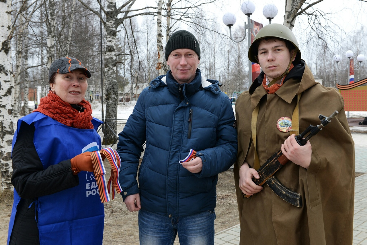 В Сосногорске солдат в плащ-палатке раздавал георгиевские ленточки