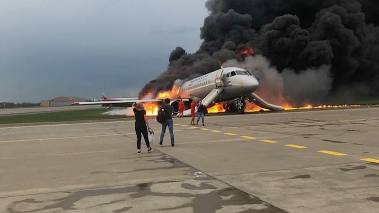 Пассажирка "Суперджета": "Самолет-развалюха загорелся, мы экстренно сели в Ухте"