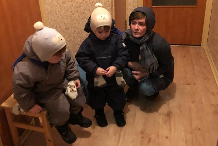 Жительнице Коми с двумя маленькими детьми-аутистами нужна помощь