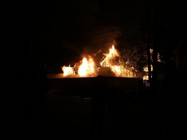 Ночью в столице Коми полностью сгорел жилой дом