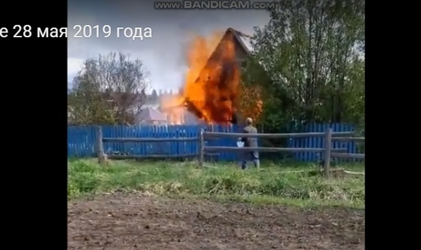 Появилось видео, как в Коми полыхает открытым огнем дачный домик
