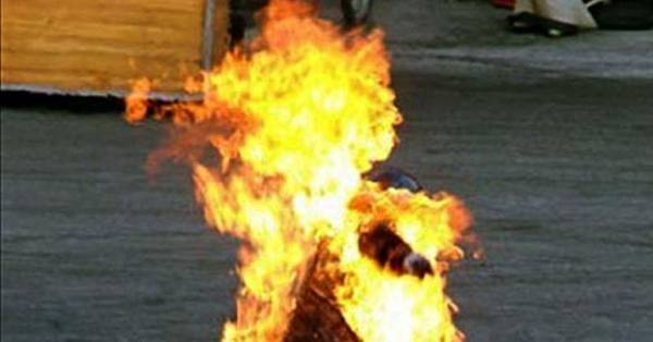 В Коми молодая женщина облилась бензином и загорелась