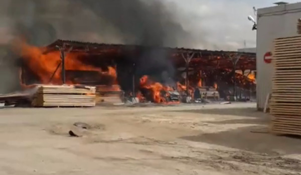 Появилось видео пожара в Ухте, горел цех пиломатериалов