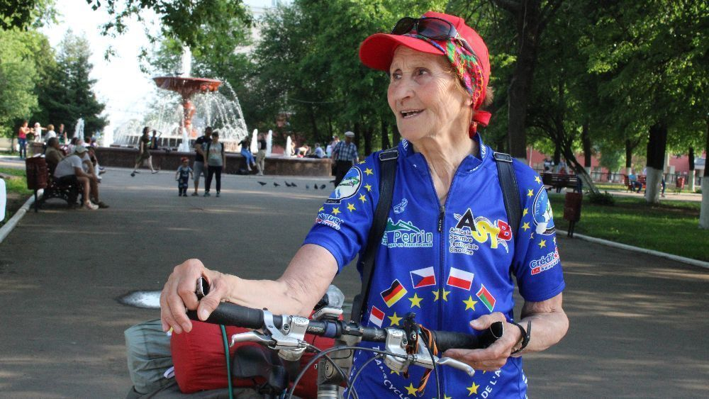 Через Ухту проедет знаменитая 78-летняя путешественница на велосипеде