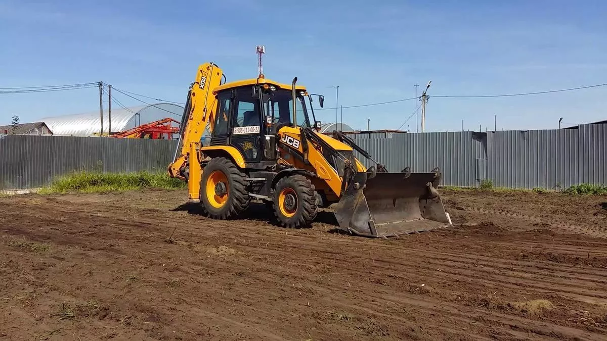Фото к статье: В Ухте на пляже около бассейна "Юность" снимают слой грунта