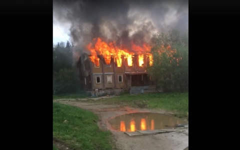 В Коми пламя охватило двухэтажный дом (видео)