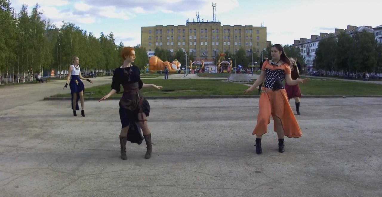 Паропанки Ухты вышли на Комсомольскую площадь со странным танцем (видео)