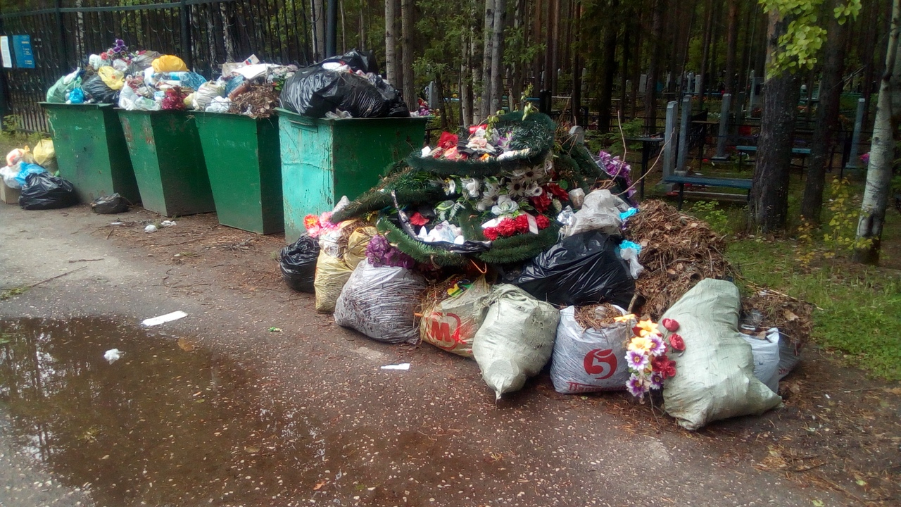 Сосногорцы о мусоре на местных кладбищах: "Устроили тут Шиес"
