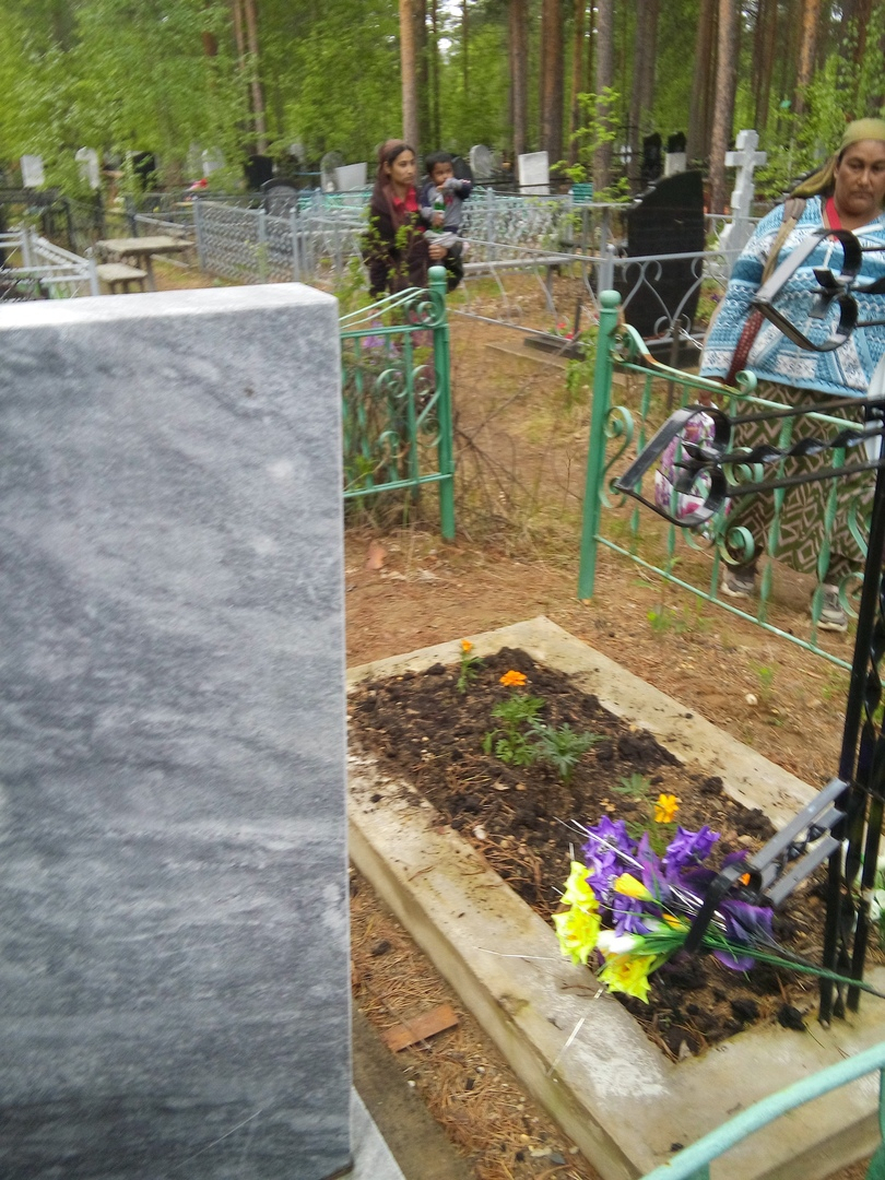 Ухтинец о иностранцах на кладбище: шныряют по могилам, смотрят чем поживиться