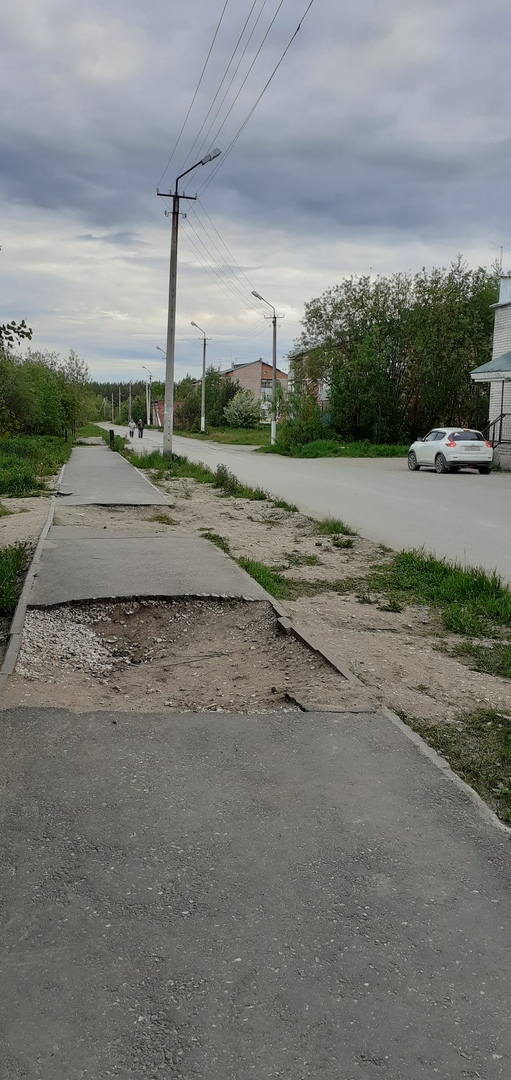 В Сосногорске  из-за разбитого тротуара пешеходы выходят на проезжую часть