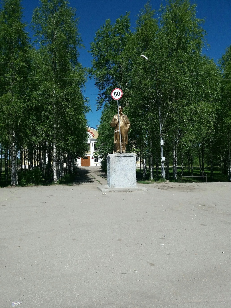 На Яреге памятнику Ленина дали в руки знак ограничения скорости в ухте июнь  2019