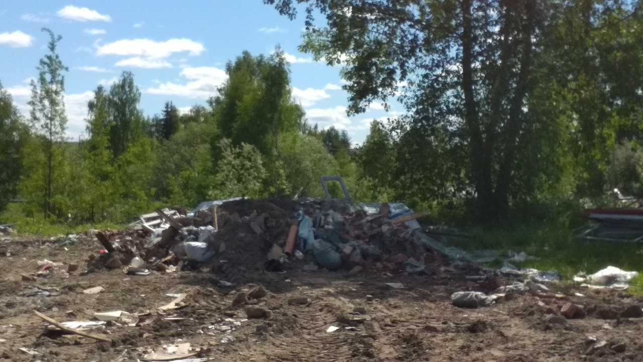 В Ухте земельный участок многодетной семьи засыпали строительным мусором