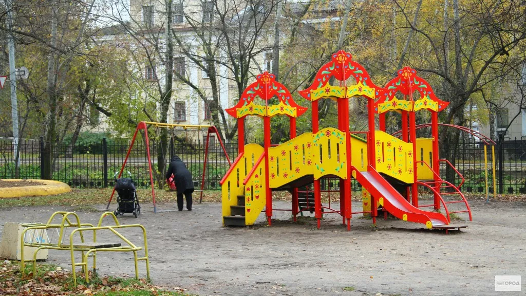 Фото к статье: В Ухте на детской площадке перекладина пробила ребенку голову