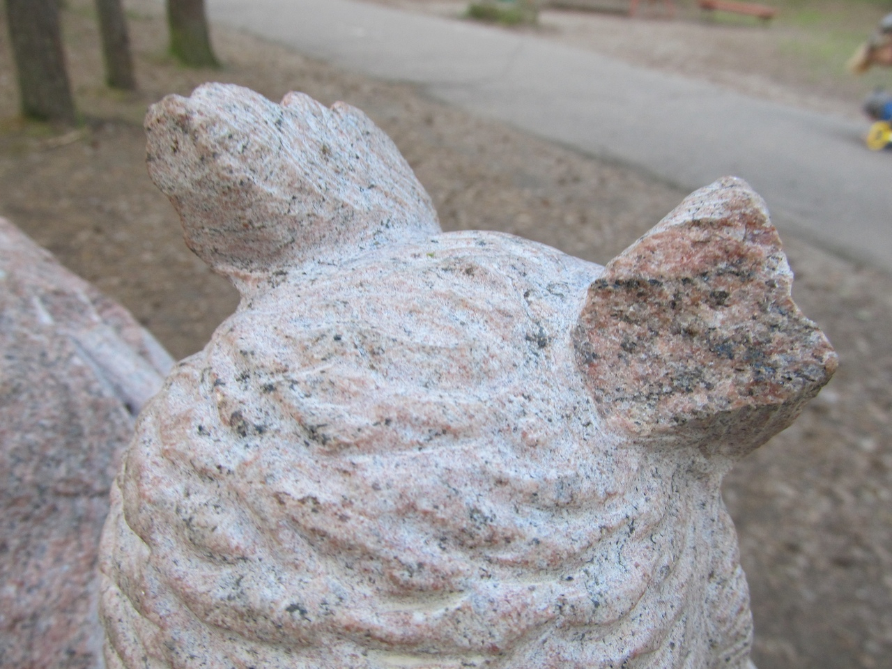В Детском парке Ухты вандалы испортили сказочный камень