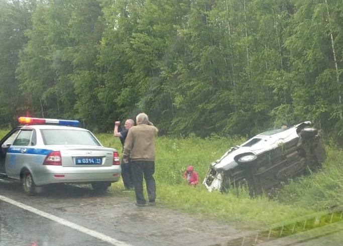 Появилось видео с места ДТП, где перевернулся микроавтобус с детьми на трассы Сыктывкар - Ухта