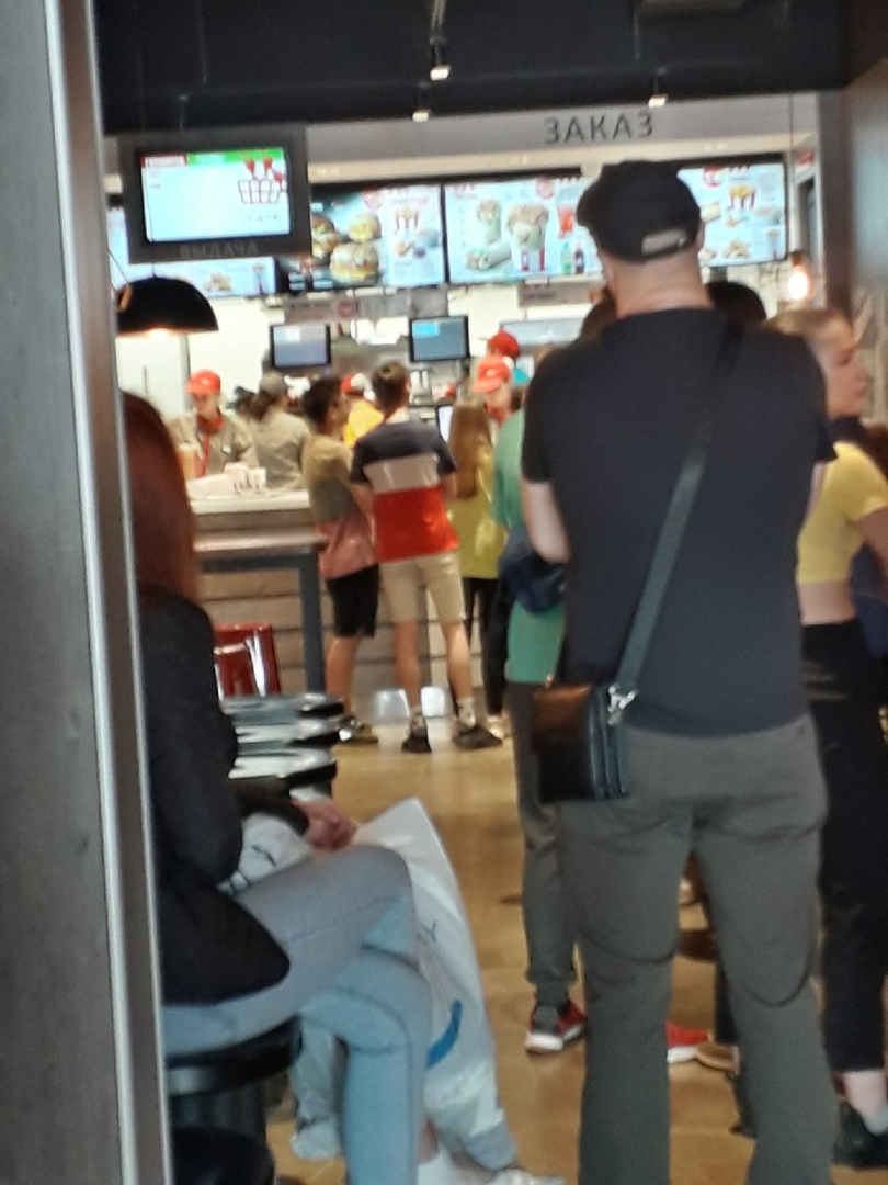 Ухтинцы простаивают часами в очереди за фастфудом в  “KFC”
