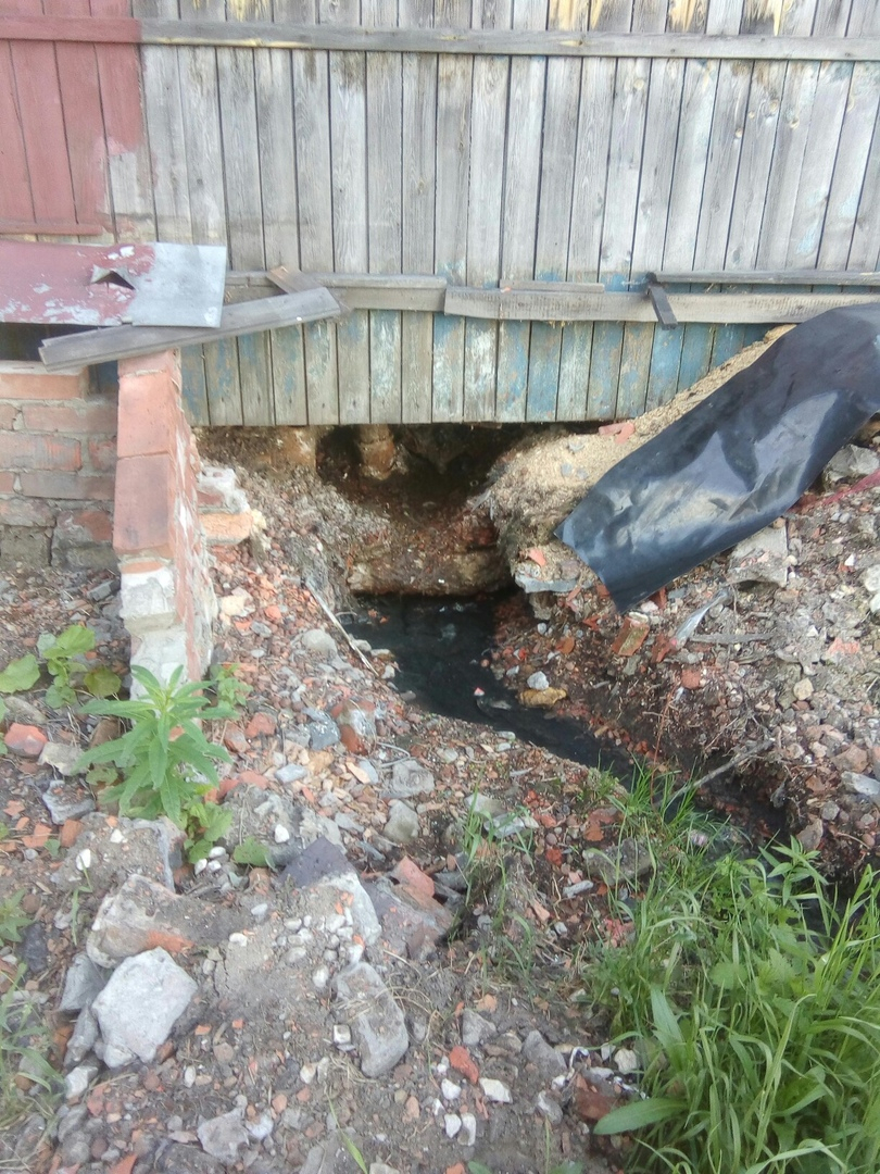 Сосногорское средневековье: канализация течет во двор дома