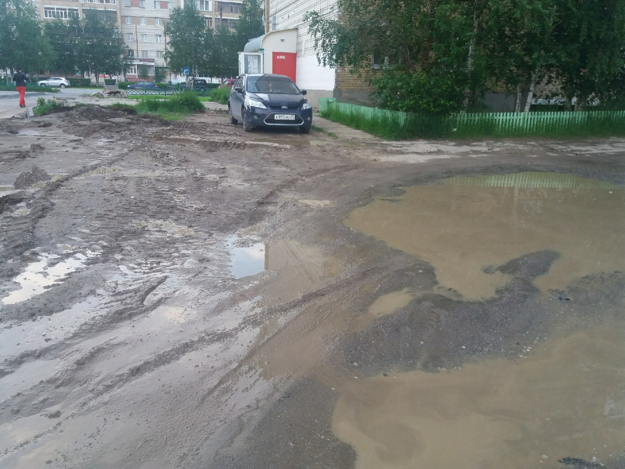 В Ухте на Ленина яму после земляных работ замазали грязью