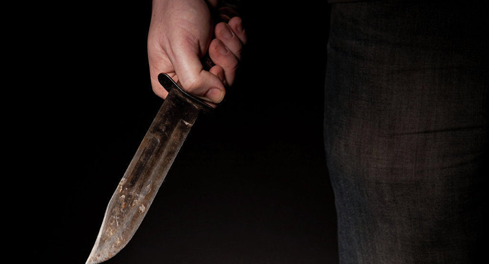 В Коми мужчина пырнул подростка ножом в спину