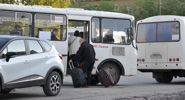 Фото к статье: Более 1 000 пассажиров привезли автобусами из-за аварии под Сосногорском