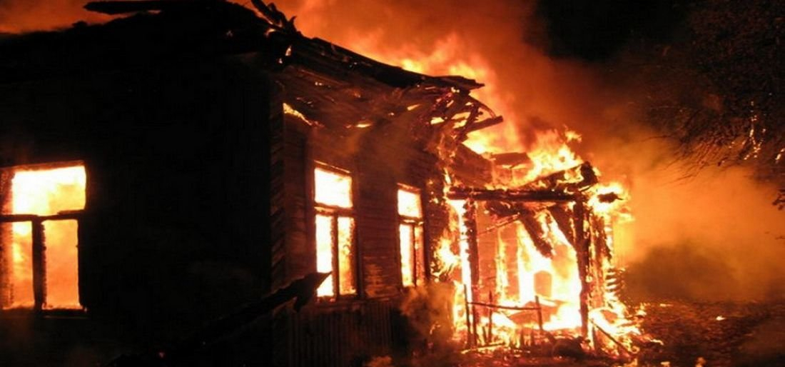 Ночью в Сосногорске сгорел дом