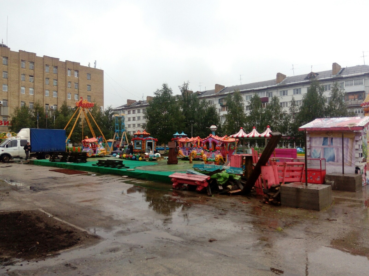 В Ухте убирают аттракционы на Комсомольской площади