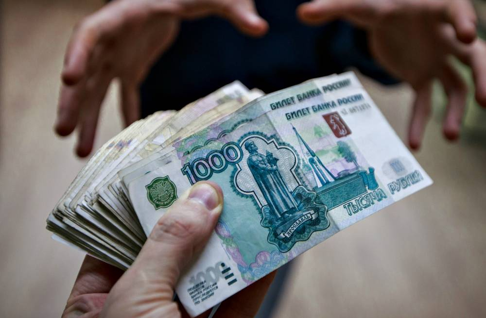 В Ухте служащему тюрьмы заключенный дал взятку 95 000 рублей