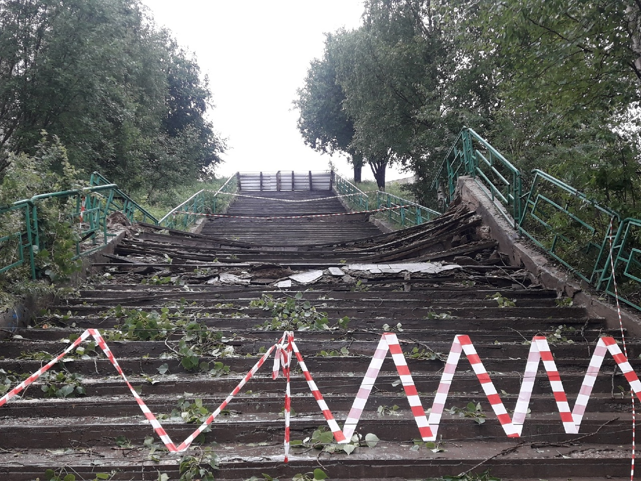 Около школы №21 в Ухте от дождя разрушилась лестница (фото)