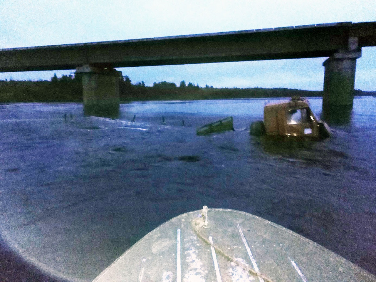 В Коми на переправе через реку пошел ко дну КамАЗ (видео)