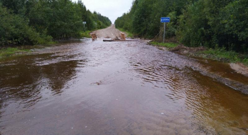 Власти района Коми, где затопило дорогу, посоветовали ездить через лес