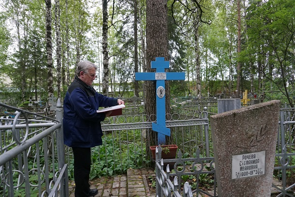 30 лет ухтинка бесплатно ухаживает за мемориальным кладбищем