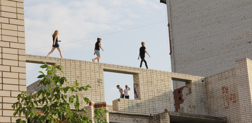 В Ухте дети бегают по крышам заброшенных зданий
