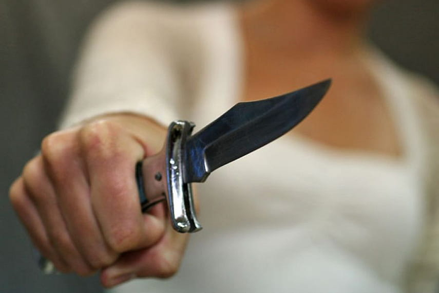 Пьяная сосногорка, угрожая ножом, не хотела отдавать полицейским ребенка