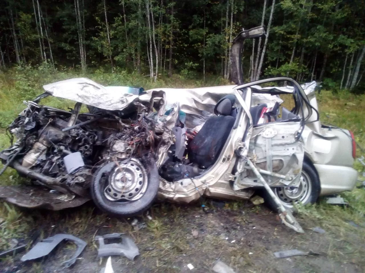 Фото к статье: Водитель Hyundai после ДТП на трассе в Коми умер в машине скорой помощи