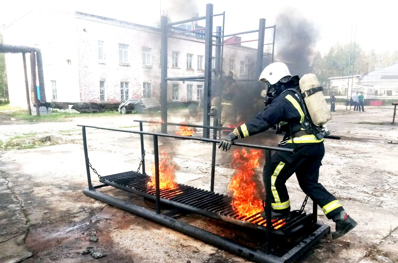 Ухтинские пожарные прошли огненную полосу препятствий