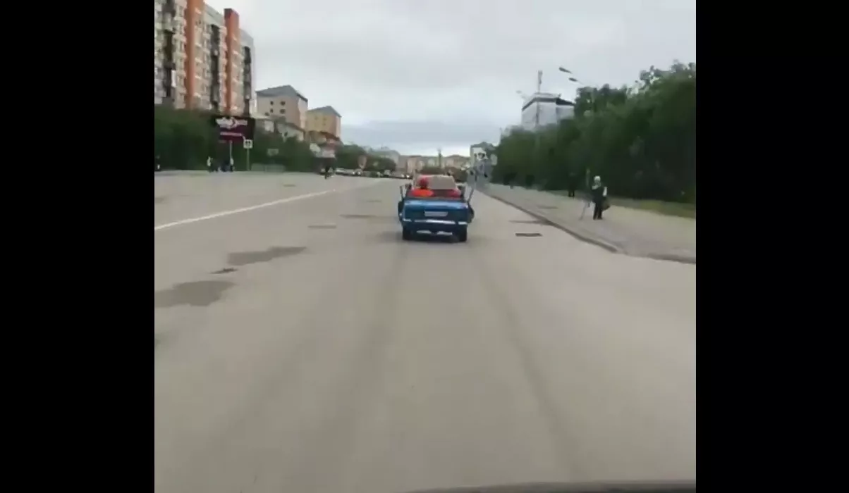 Фото к статье: В одном из городов Коми по улицам разъезжает “кабриолет”