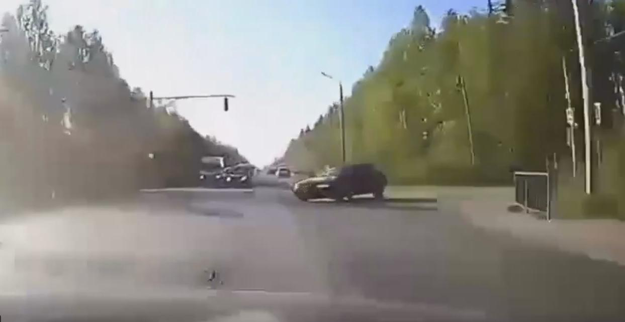 Появилось видео жесткого столкновения трех авто на трассе в Коми