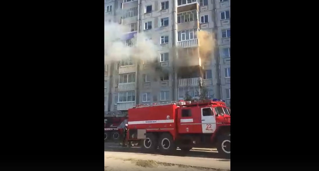 Появились видео с пожара в Ухте на улице Куратова