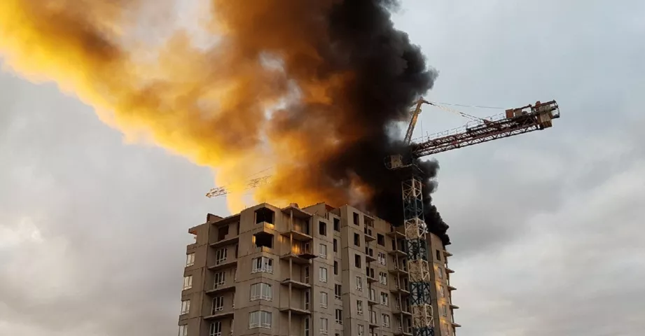 Фото к статье: В Коми полыхала недостроенная многоэтажка (видео)