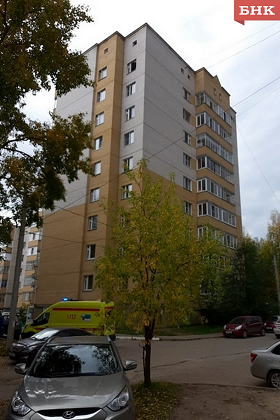 Мужчина, который выпал с 9 этажа в столице Коми, умер