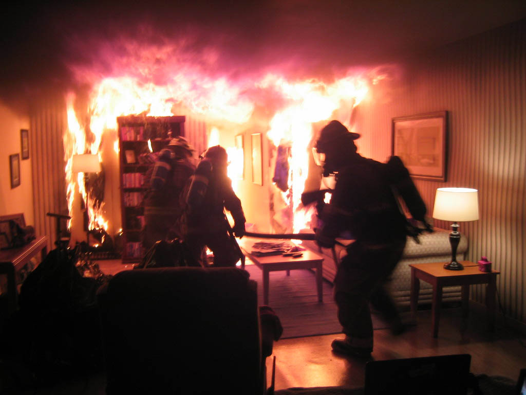 Ухтинские пожарные вывели четырех людей из горящей квартиры