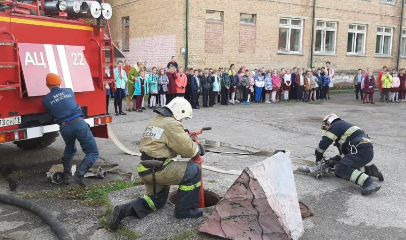 В ухтинской школе пожарные тушили условное возгорание (фото)