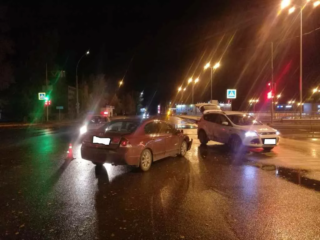 Фото к статье: В Ухте две иномарки не поделили перекресток