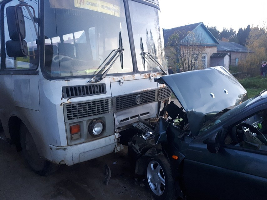 В Коми водитель легковушки погиб после столкновения с ПАЗом