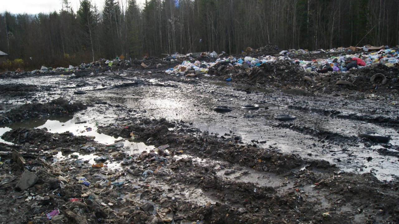 В одном из районов Коми из-за непроходимой дороги перестали вывозить мусор