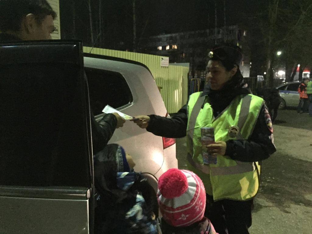 В Ухте волонтеры напомнили водителям, как обезопасить детей в авто