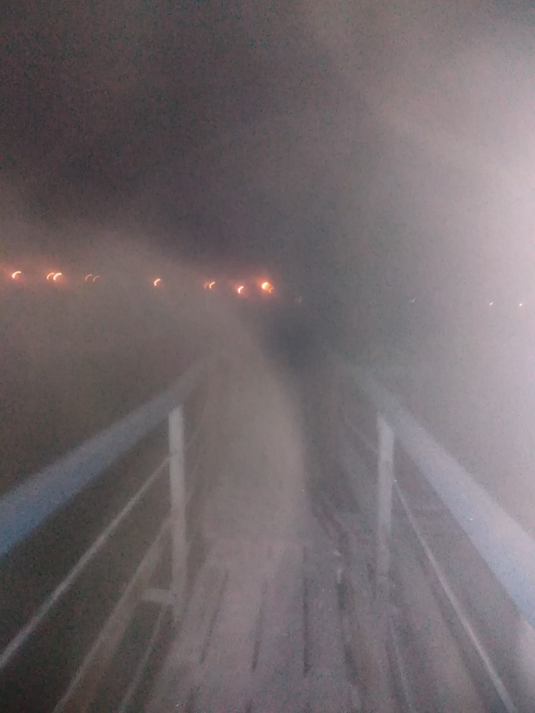 Сосногорские школьники идут домой по опасному мосту в кромешной тьме