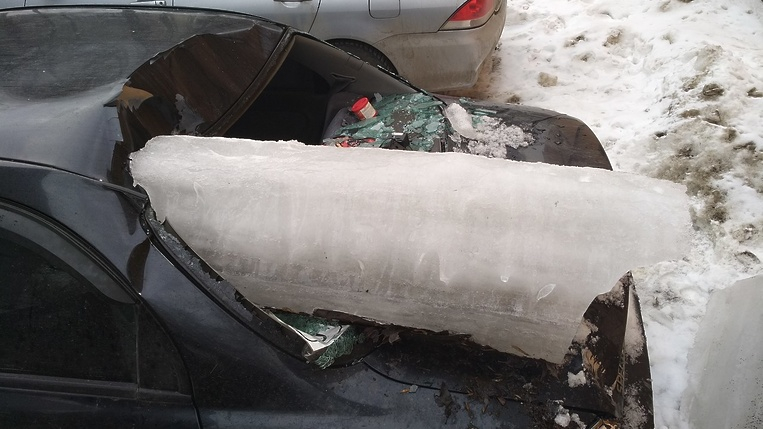 В Сосногорске на иномарку упала глыба снега с арматурой