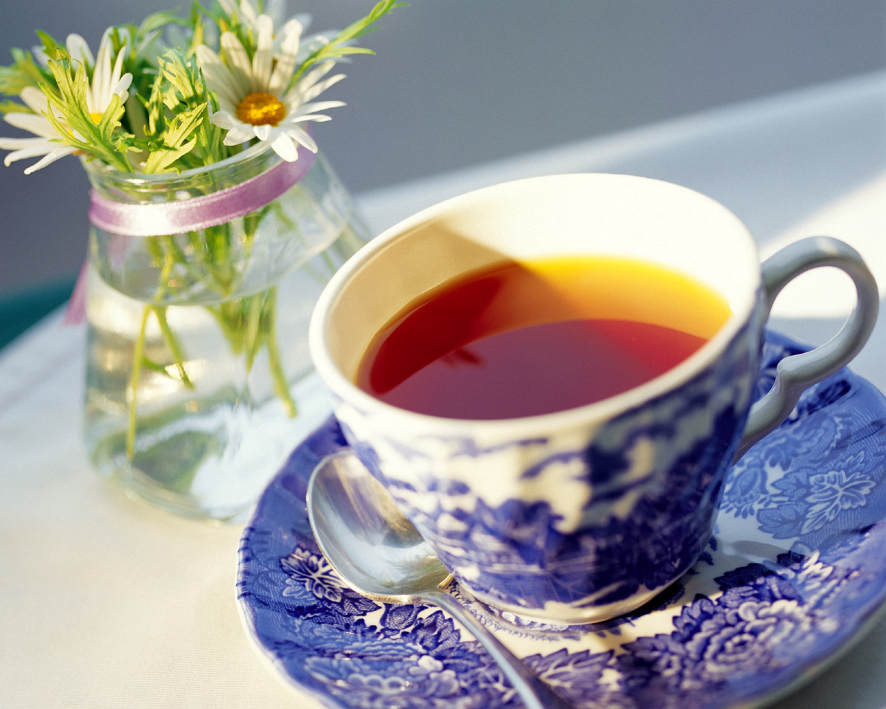 Врачи опровергли миф о пользе горячего черного чая при простуде